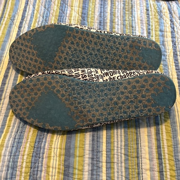 Last chance !!!Toms size woman’s 7. Be the change you wish to see in the world. - Picture 5 of 5